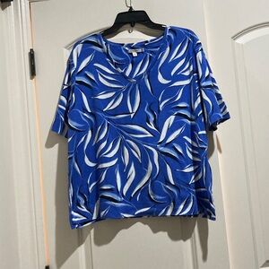 Chico's Blue and White Patterned Short Sleeve Top